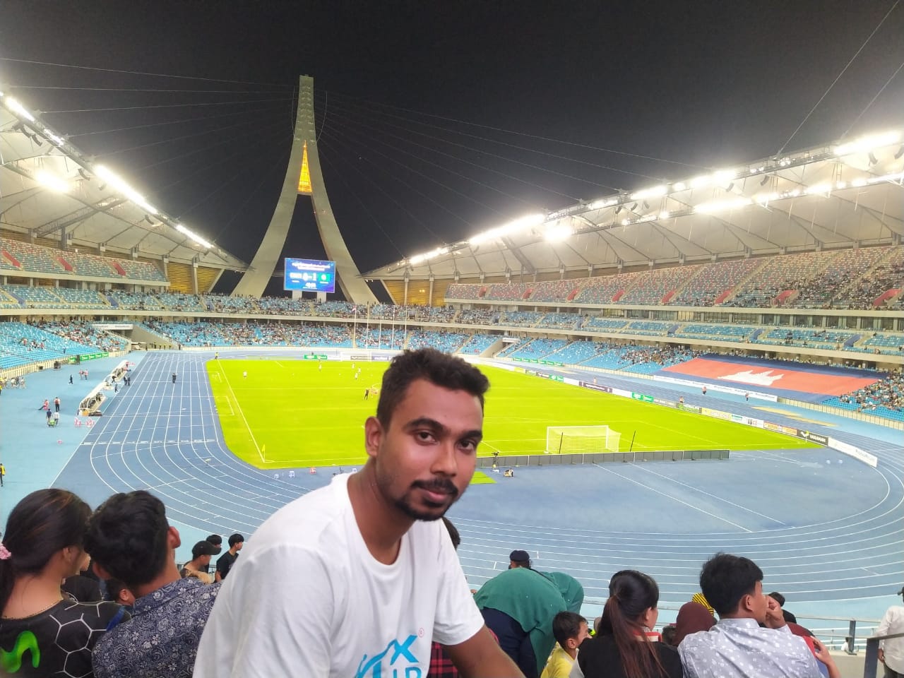 হিরো ব্যাকগ্রাউন্ড